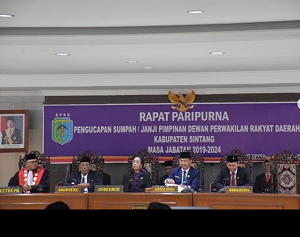 RAPAT PARIPURNA PENGUCAPAN SUMPAH/JANJI PIMPINAN DPRD KABUPATEN SINTANG PERIODE 2019-2024