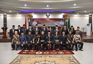 Pelantikan Dan Pengukuhan Pejabat Struktural Eselon II b Di Lingkungan Daerah Pemerintah Kabupaten Sintang