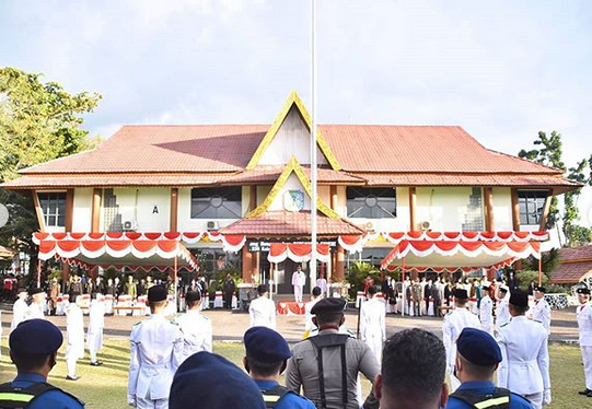 Wakil Bupati Sintang Askiman Pimpin Upacara Penurunan Bendera Merah Putih Di Lingkungan Kabupaten Sintang
