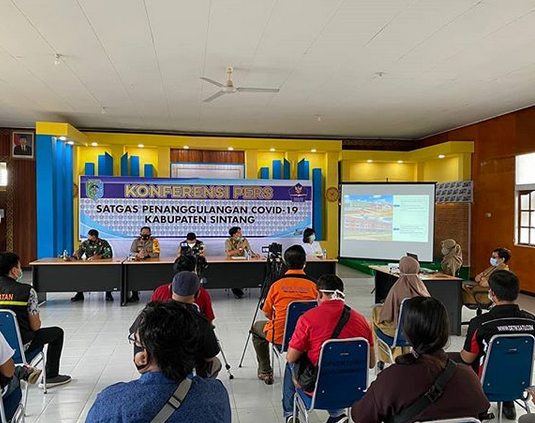 Konferensi Pers Terkait Penanggulangan Covid-19 di Kabupaten Sintang