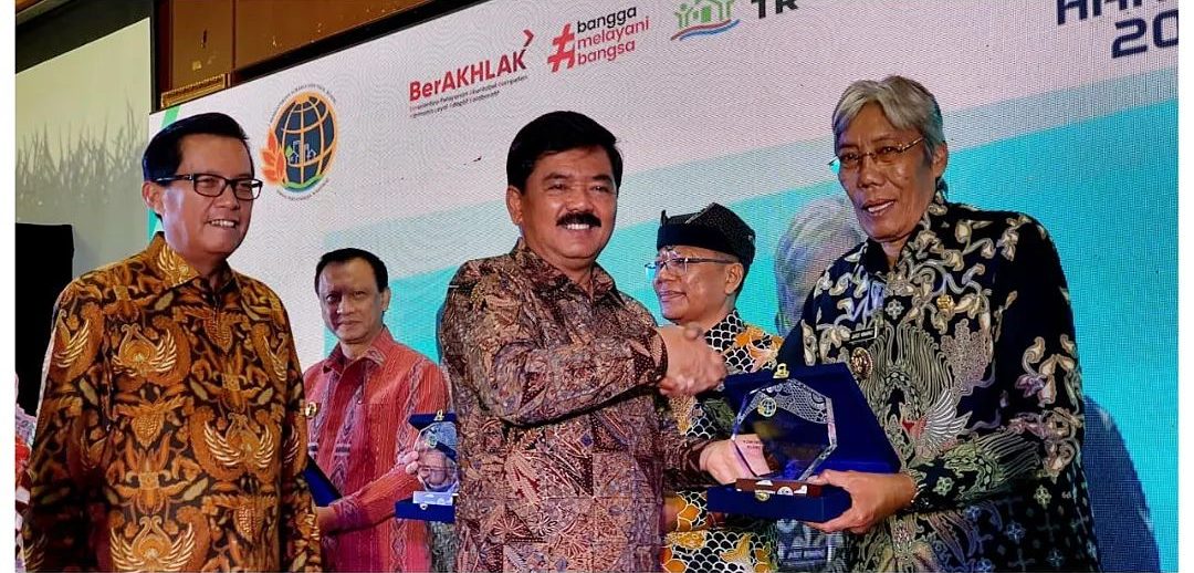 Kabupaten Sintang Menerima Penghargaan dalam Ruang Terbuka Hijau (𝚁𝚃𝙷) Awards