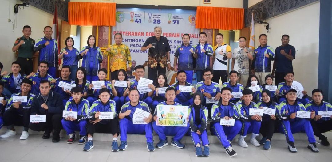 Penyerahan bonus kepada peraih Medali Kontingen Kabupaten Sintang pada Porprov Ke-XIII Kalimantan Barat Tahun 2022