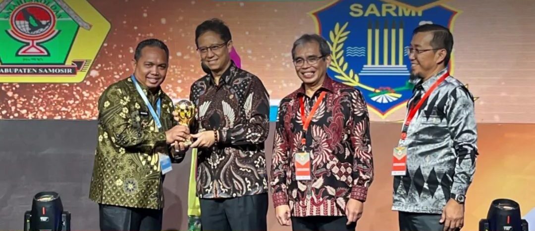 Pemerintah Daerah Kabupaten Sintang  menerima penghargaan Universal Health Coverage (UHC)
