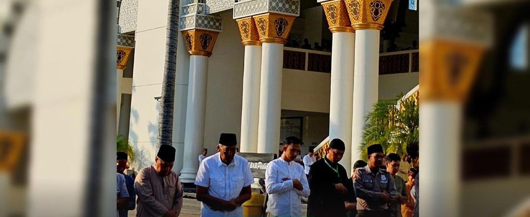 Bupati Sintang melaksanakan sholat Idul Adha 1444 H / 2003 M di halaman Masjid Raya Mujahidin Pontianak