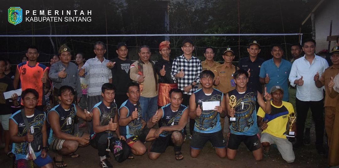 Wakil Bupati Sintang serakan hadiah kepada pemenang lomba Turnamen Bola Voli Pemuda Cup 2023 Desa Dedai Kanan