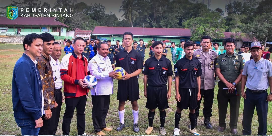 Wakil Bupati Sintang membuka Turnamen Sepak Bola dan Bola Voli di Kecamatan Kayan Hilir