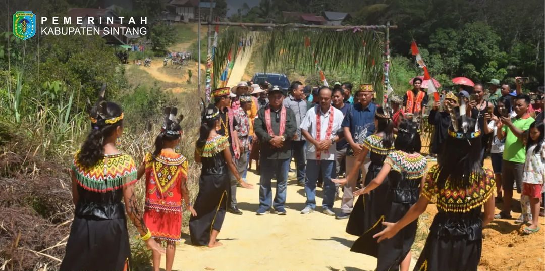 Wakil Bupati Sintang membuka kegiatan Gawai Dayak ke-II di Desa Empaka Kebiau  Raya, Kecamatan Binjai Hulu