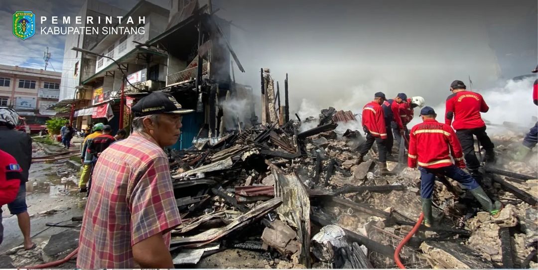 Bupati dan Wakil Bupati Sintang tinjau lokasi kebakaran di kawasan Pasar Sungai Durian