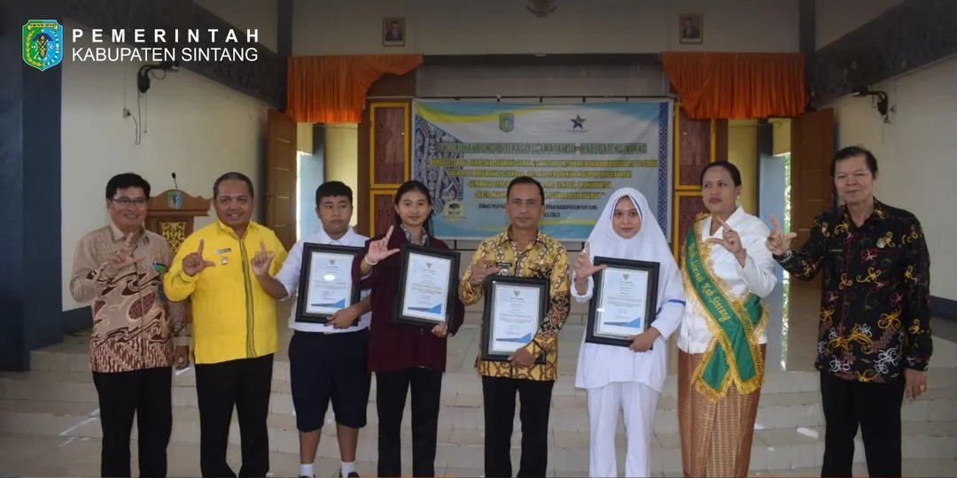 Penyerahan Piagam Penghargaan dalam rangka pelaksanaan Gerakan Literasi Nasional dan Pembudayaan Kegemaran Membaca di Kabupaten Sintang