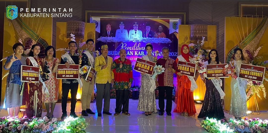 Sekda Sintang serahkan hadiah pemenang Lomba Duta Kebudayaan Kabupaten Sintang Tahun 2023