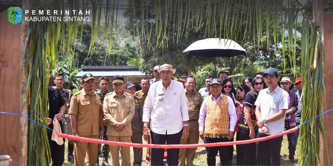 Bupati Sintang membuka kegiatan Pekan Gawai Dayak di Desa Lepung Pantak Kecamatan Ketungau Hilir