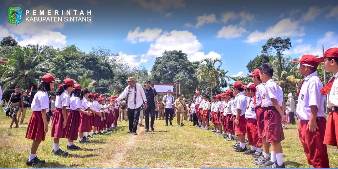 Bupati Sintang resmikan penegrian SDN 43 Lepung Pantak dan Peletakan Batu Pertama pembangunan gedung sekolah