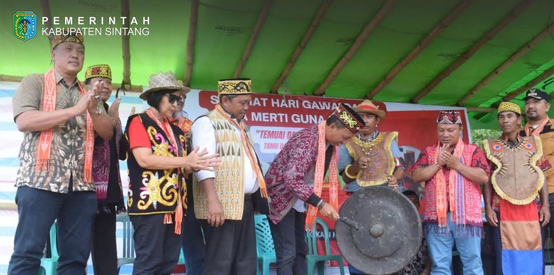 Wakil Bupati Sintang hadiri pembukaan Pekan Gawai Dayak Desa Merti Guna Kecamatan Sintang