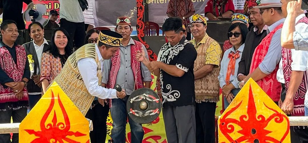 Wakil Bupati Sintang membuka kegiatan Pekan Gawai Dayak Nyelapat Taun di Desa Temiang Kapuas