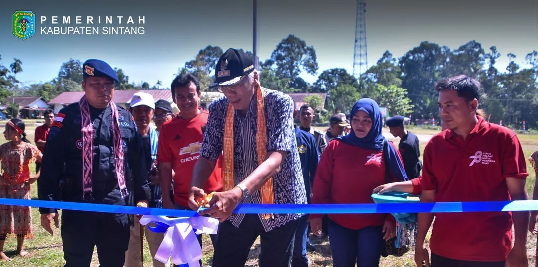 Bupati Sintang membuka Turnamen Sepak Bola Kecamatan Sungai Tebelian Cup Tahun 2023 di Desa Nobal