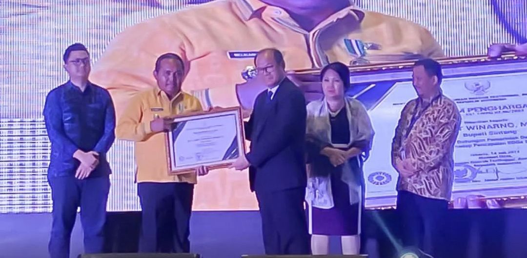 Wakil Bupati Sintang menerima penyerahan penghargaan pemenag lomba SDGs Desa Tahun 2023