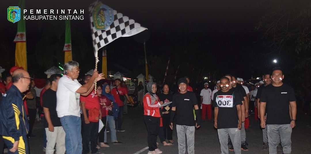Bupati dan Sekda Sintang lepas peserta lomba gerak jalan putra 17 Km