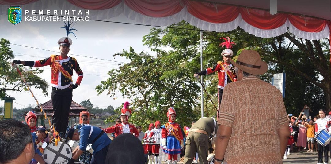 Unsur Pimpinan Daerah Kabupaten Sintang saksikan Pawai Budaya Pelajar dalam rangka memeriahkan HUT RI ke-78