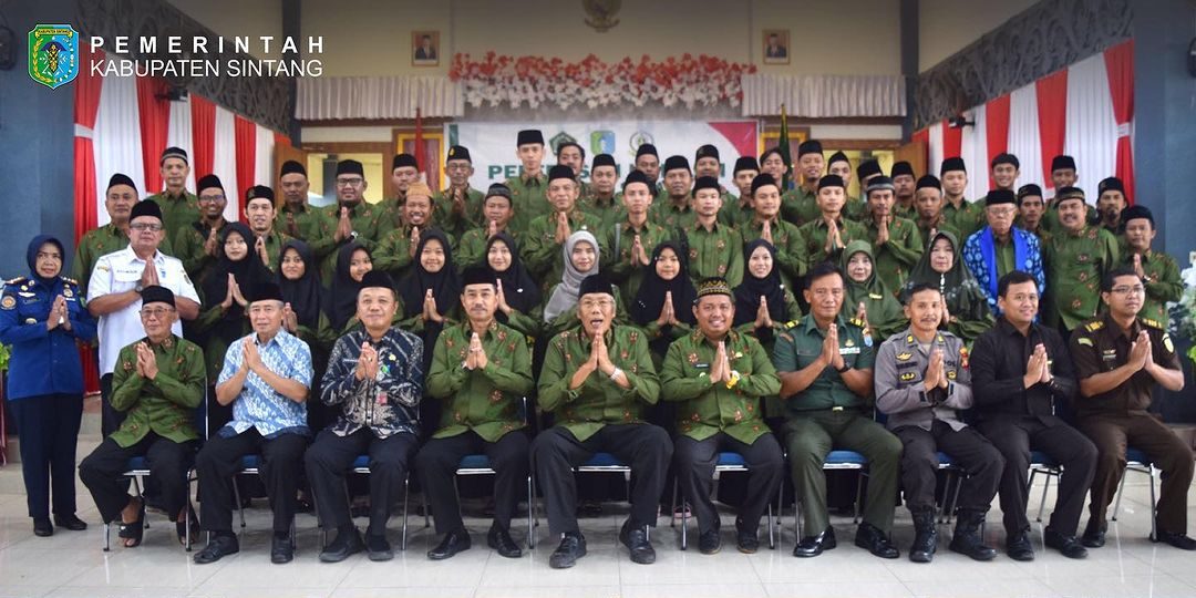 Bupati dan Wakil Bupati Sintang lepas keberangkatan kontingen kafilah Kabupaten Sintang mengikuti MTQ ke-XXXI tingkat Provinsi Kalimantan Barat
