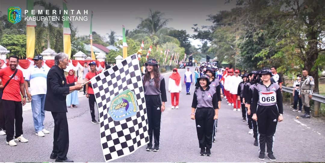 Pimpinan Pemkab Sintang lepas lomba gerak jalan Pelajar SD-SMP & SMA-OPD Putri se-Kabupaten Sintang