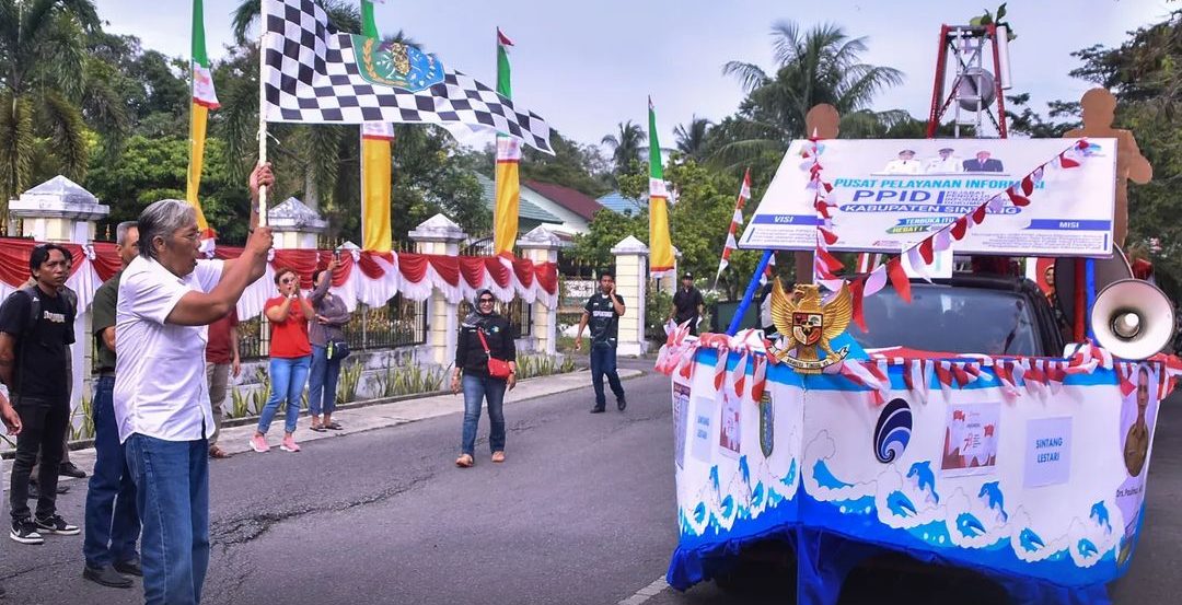 Bupati Sintang melepas pawai mobil hias di Kabupaten Sintang