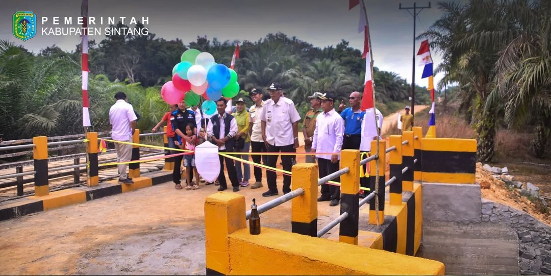 Bupati Sintang resmikan jembatan kereta di Desa Rarai, Kecamatan Sungai tebelian