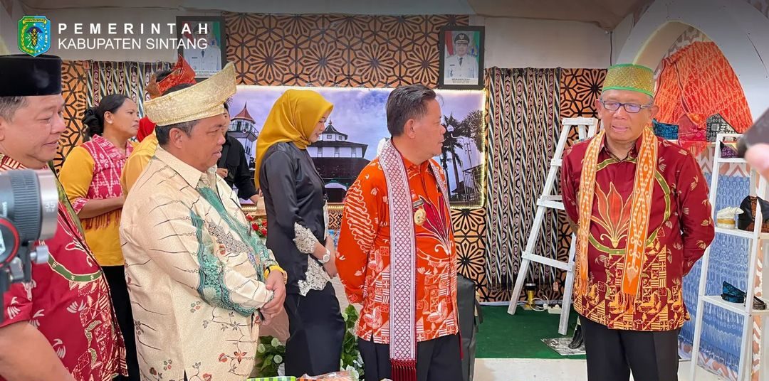 Wakil Bupati Sintang sambut Gubernur Kalimantan Barat tinjau stand Kabupaten Sintang pada MTQ ke-XXXI