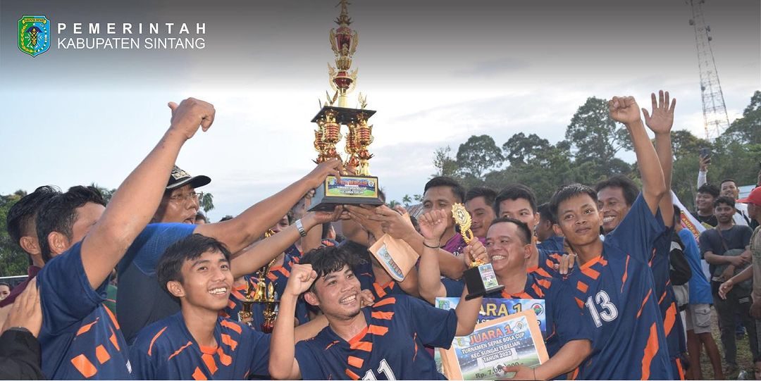 Bupati Sintang tutup Turnamen Sungai Tebelian Cup