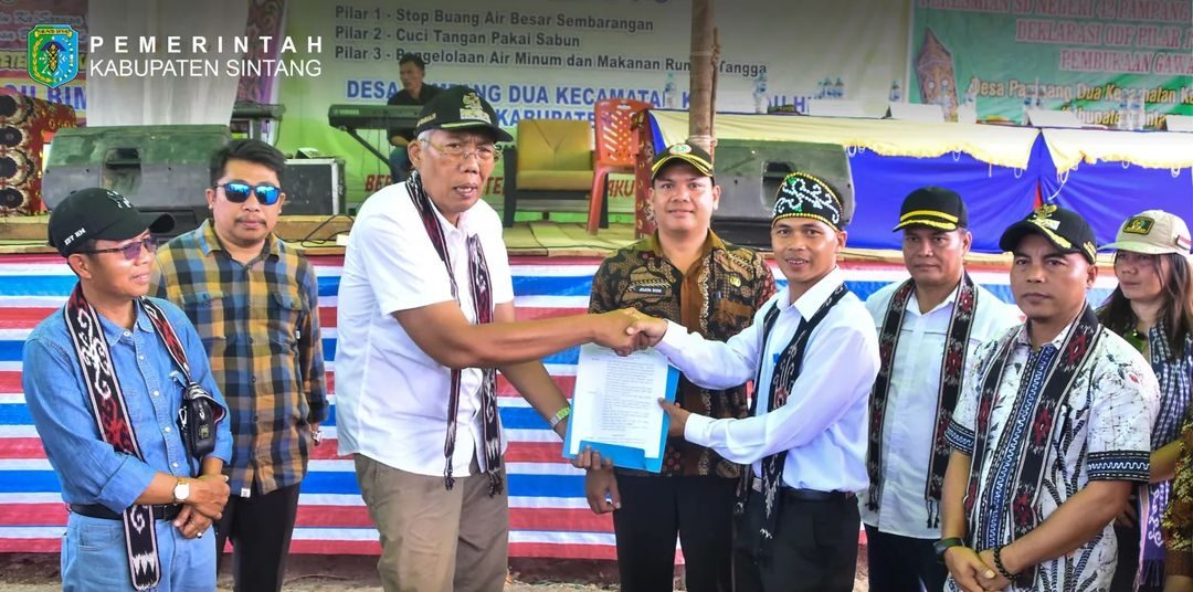 Bupati Sintang melakukan kunjungan kerja ke Desa Pampang Dua Kecamatan Ketungau Hilir
