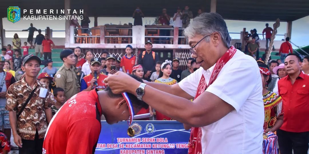 Bupati dan Wakil Bupati Sintang saksikan pertandingan final Turnamen Seoakbola di Desa Wana Bhakti