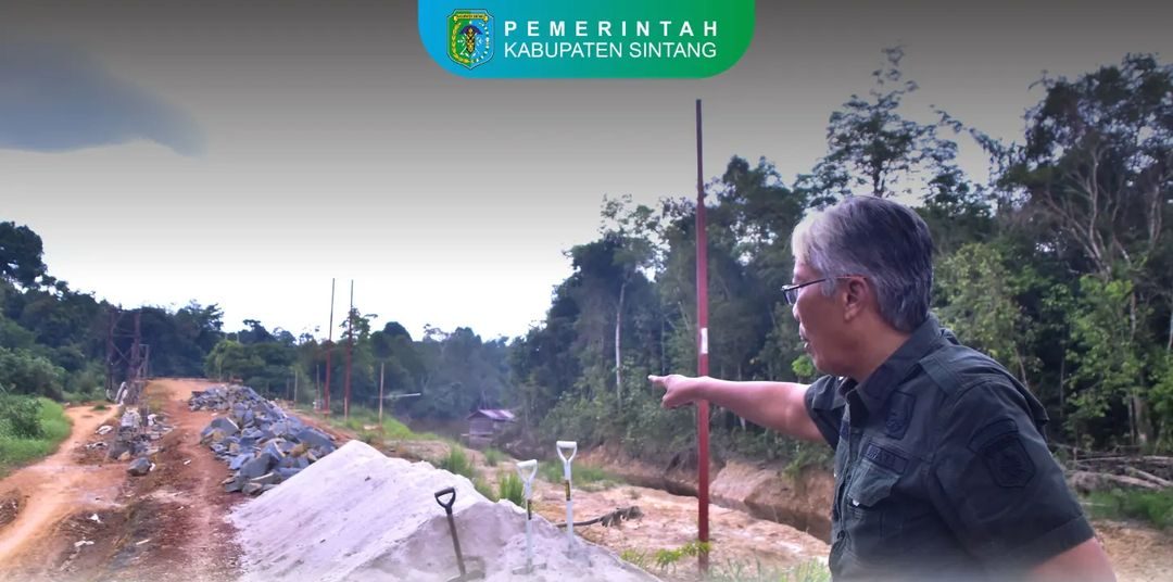 Bupati dan Wakil Bupati Sintang tinjau pembangunan jembatan di Kecamatan Ketungau Hulu
