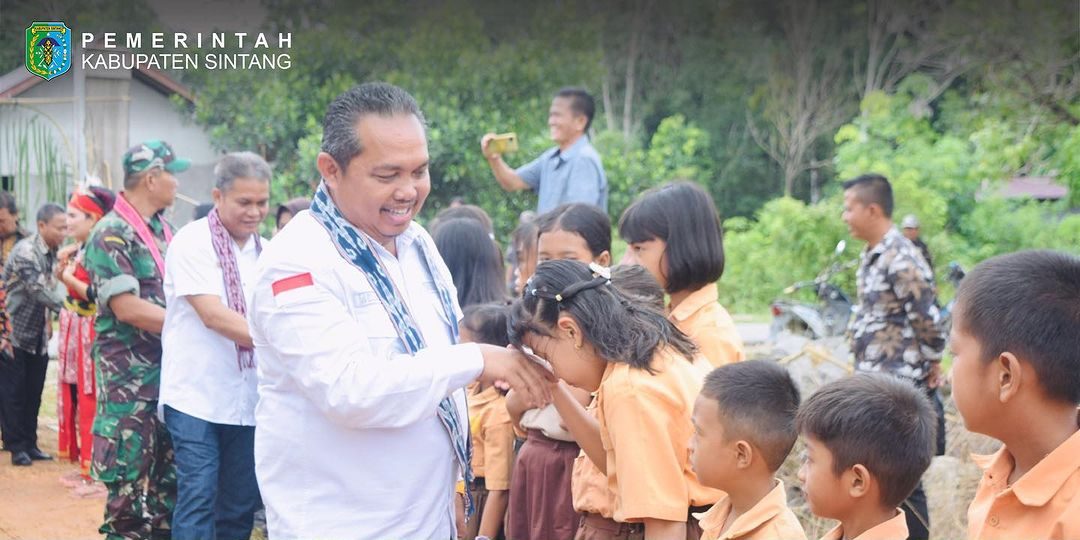 Wakil Bupati Sintang launching pembukaan SD kelas jauh SDN 14 Empaci di Desa Terusan