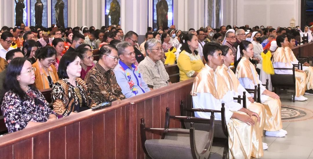 Bupati dan Wakil Bupati Sintang hadiri Pesta Perak 25 Tahun Imamat