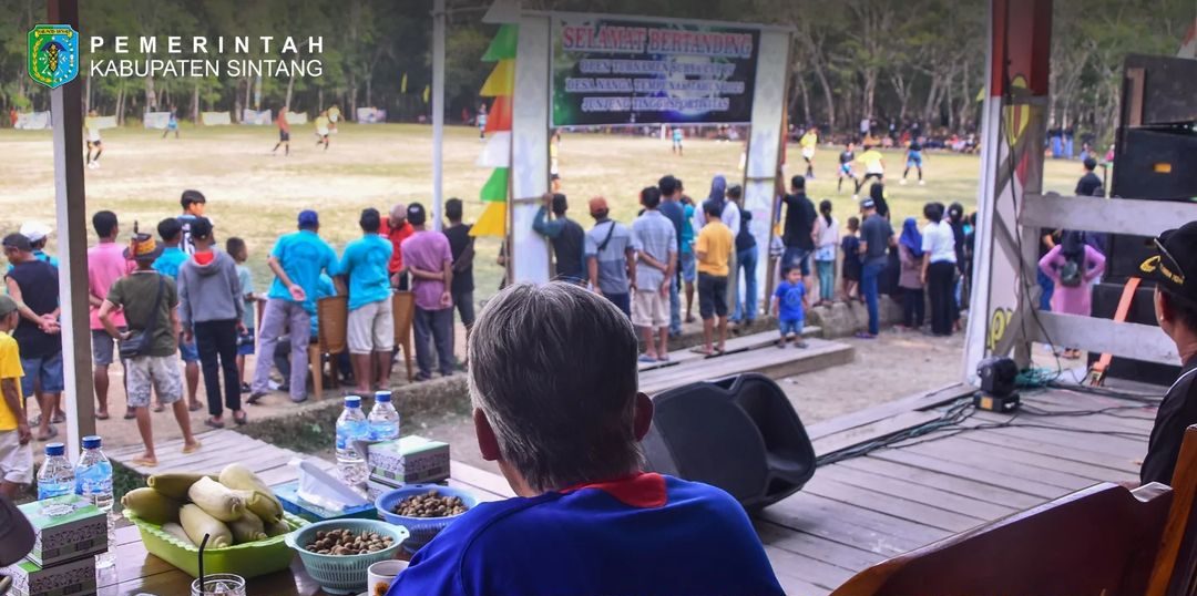 Bupati Sintang saksikan pertandingan final sepakbola Surya CUP IV Kecamatan Tempunak