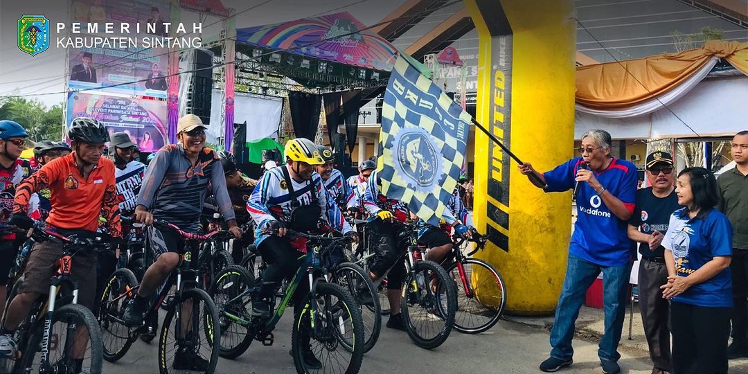 Bupati Sintang lepas keberangkatan 135 pesepeda “Bike to Kelam”