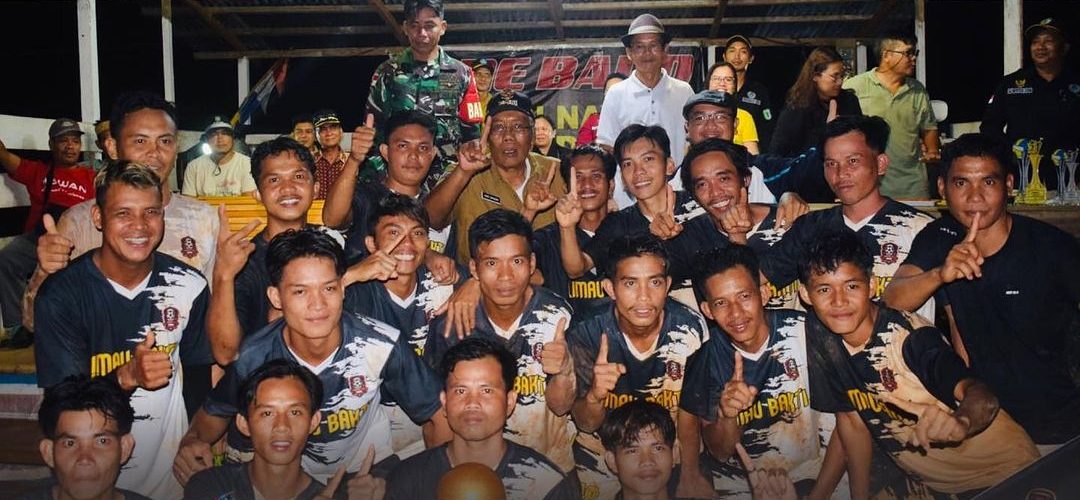 Bupati Sintang Menutup Turnamen Sepak Bola Sumbu Cup di Desa Bernayau Kecamatan Sepauk