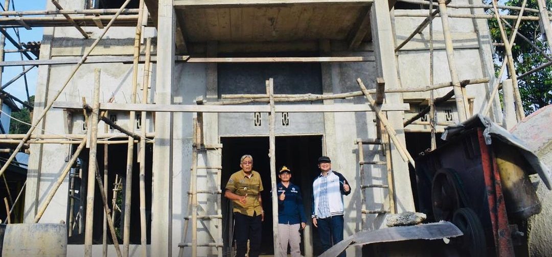 Bupati Sintang Tinjau Pembangunan Gedung Kantor Desa Bernayau Kecamatan Sepauk