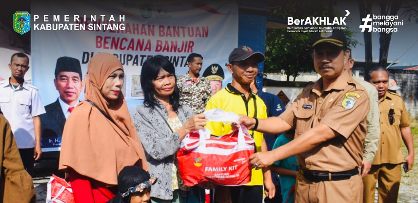 Wakil Bupati Sintang Dampingi Kadinsos Provinsi Kalbar Salurkan Bantuan di Posko Banjir Gedung Cadika