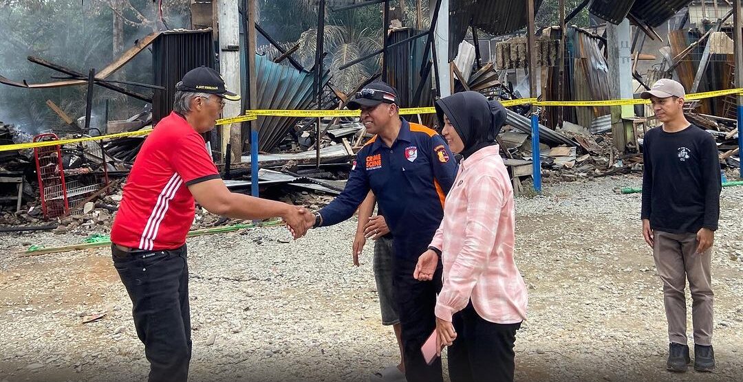 Bupati Sintang Tinjau Lokasi Kebakaran Ruko Yang Berada di Wilayah Sungai Tebelian